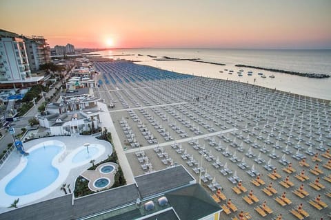 Beach nearby, white sand, beach bar