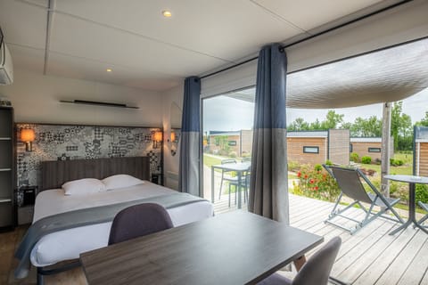 Family Lodge (2-4 pers) | Living area | Flat-screen TV