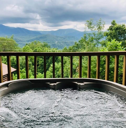 Soak In The Hot Tub With An Amazing View!