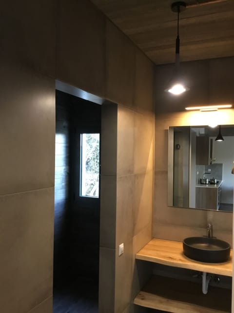 House, 2 Bedrooms | Bathroom | Free toiletries, hair dryer, towels