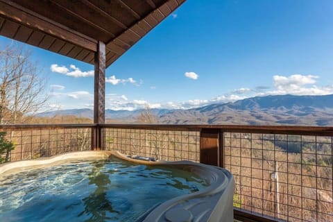 Hot Tub With An Amazing View!