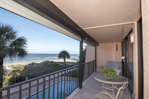 view from the balcony - direct Gulf with palm trees in the background