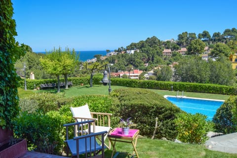Two bedroom terraced house with sea view. With community garden and pool. BEGUR