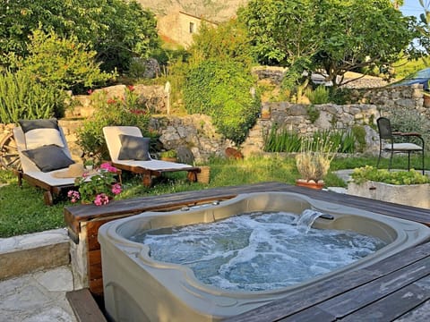 Outdoor spa tub