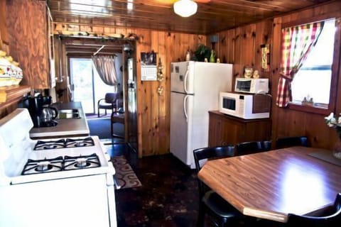Cabin, 3 Bedrooms | Private kitchen | Fridge, oven, coffee/tea maker, toaster