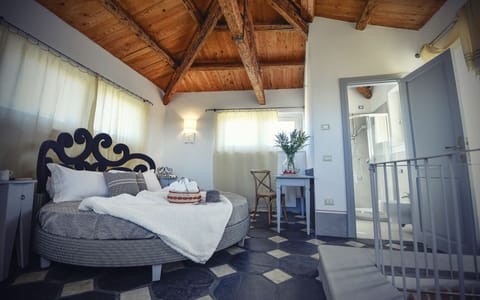 Romantic Room, Hill View | Blackout drapes, free cribs/infant beds, bed sheets