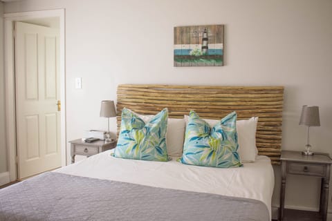 Deluxe Room, 1 Queen Bed (Queen) | Minibar, in-room safe, desk, WiFi (free)