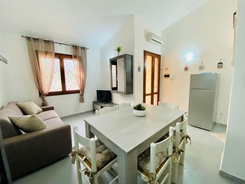 Apartment, 2 Bedrooms | Dining room