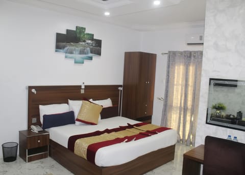 Royal Room | Individually furnished, desk, free WiFi, bed sheets