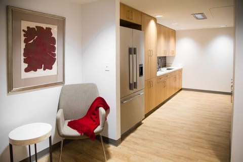 Presidents King Suite | Private kitchen | Fridge, microwave, coffee/tea maker