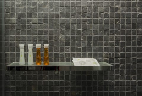 Superior Twin Room | Bathroom amenities | Shower, hydromassage showerhead, free toiletries, hair dryer