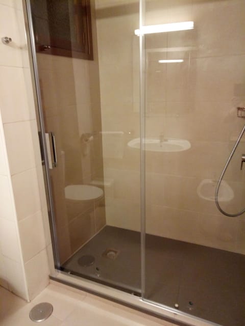 Double Room | Bathroom | Deep soaking tub, towels