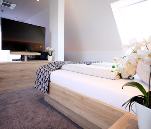 Grand Studio | Hypo-allergenic bedding, in-room safe, desk, laptop workspace