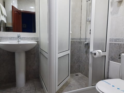Double or Twin Room | Bathroom | Shower, towels