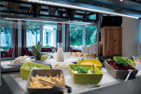 3 restaurants; breakfast, lunch, dinner, and brunch served