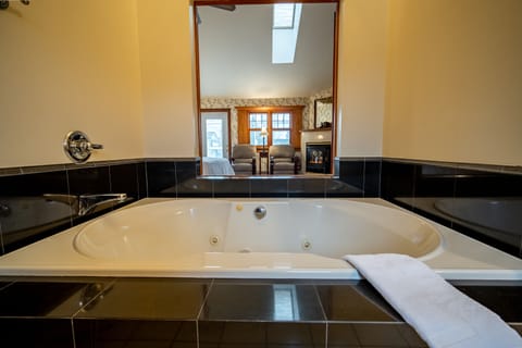 Room 17 | Bathroom | Free toiletries, hair dryer, towels, soap