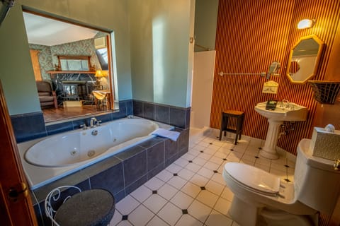 Room 19 | Bathroom | Free toiletries, hair dryer, towels, soap