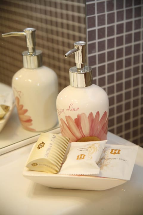 Shower, rainfall showerhead, free toiletries, bidet