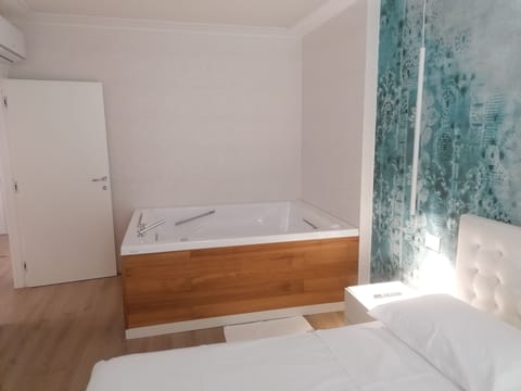 Exclusive Room | Down comforters, free WiFi