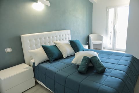 Deluxe Double Room | Down comforters, WiFi (free), bed sheets