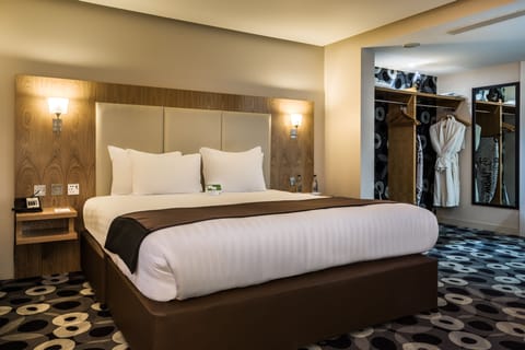 Premium Room, 1 King Bed | In-room safe, desk, blackout drapes, soundproofing