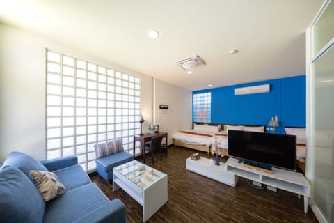 Deluxe Room (6 Guests) | Desk