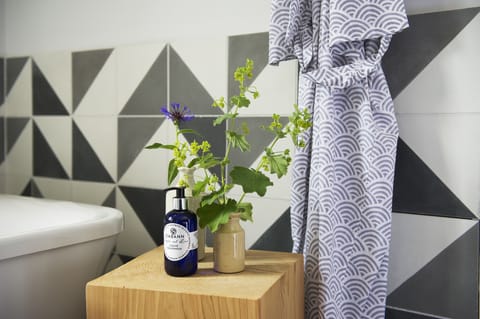 Double Room (Loch Lochy) | Bathroom | Free toiletries, hair dryer, towels