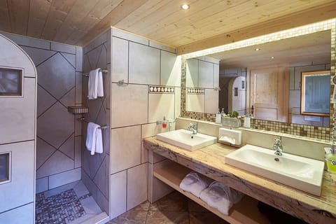 Suite | Bathroom | Shower, rainfall showerhead, hair dryer, bathrobes