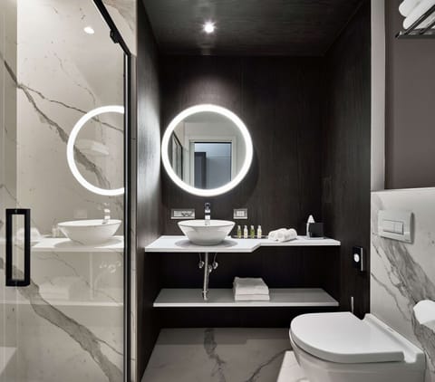 Room, 1 Queen Bed (Guest Room) | Bathroom | Rainfall showerhead, hair dryer, bidet, towels