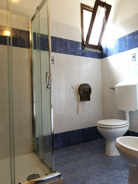 Double Room, 1 Queen Bed | Bathroom | Shower, rainfall showerhead, hair dryer, bidet