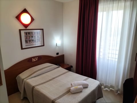 Hypo-allergenic bedding, in-room safe, desk, soundproofing