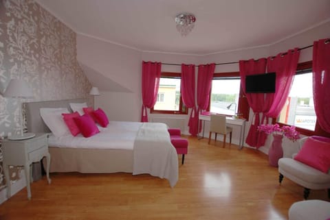 Double Room | Desk, blackout drapes, iron/ironing board (on request), WiFi (free)