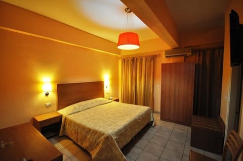 Triple Room | In-room safe, free cribs/infant beds, free WiFi, bed sheets