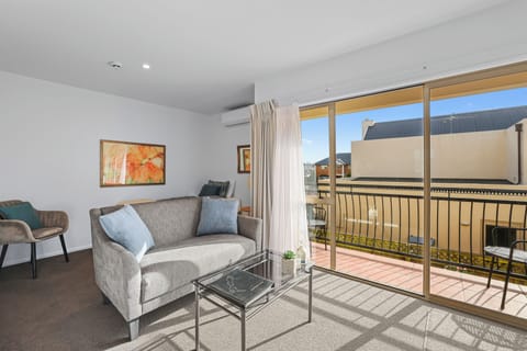 Apartment, 1 Bedroom | Premium bedding, minibar, in-room safe, desk