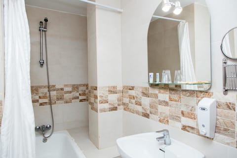 Single Room | Bathroom | Hair dryer, towels