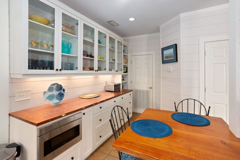 Kitchen bar and counter space