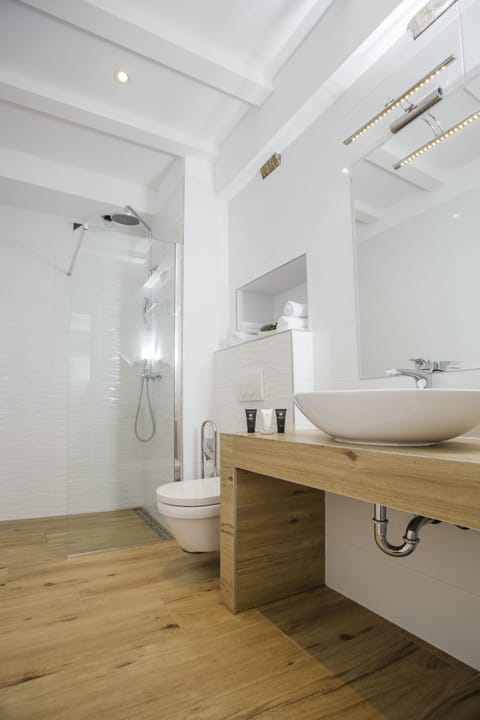 Deluxe Double or Twin Room, Balcony | Bathroom | Shower, rainfall showerhead, free toiletries, hair dryer