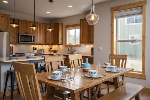 Plenty of space to enjoy a family dinner together.
