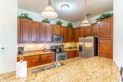 Chef's Kitchen w/Stainless Steel Appliances, Granite Countertops and All The Kitchen Gadgets You Need