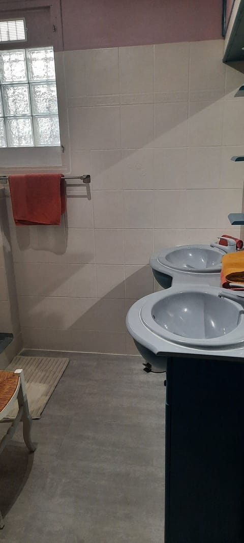 Double or Twin Room | Bathroom | Shower, towels