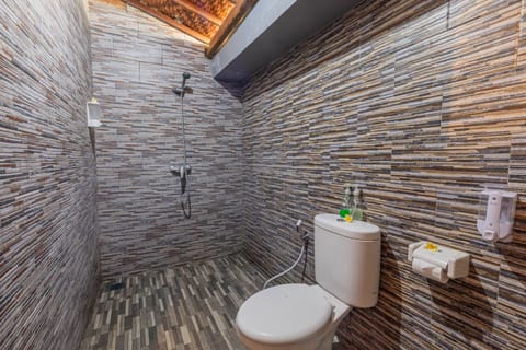 Deluxe Bungalow, Garden View | Bathroom | Shower, free toiletries, hair dryer, towels