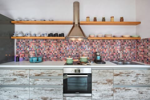 Classic House | Private kitchen | Full-size fridge, microwave, oven, stovetop