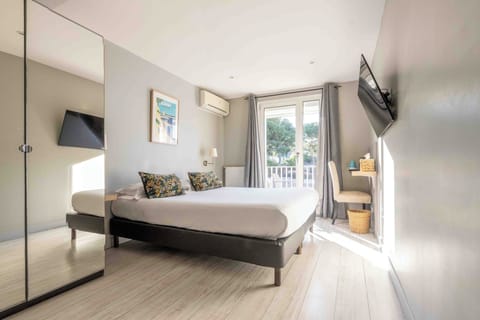 Comfort Double Room, Balcony, Sea View | Pillowtop beds, in-room safe, desk, soundproofing