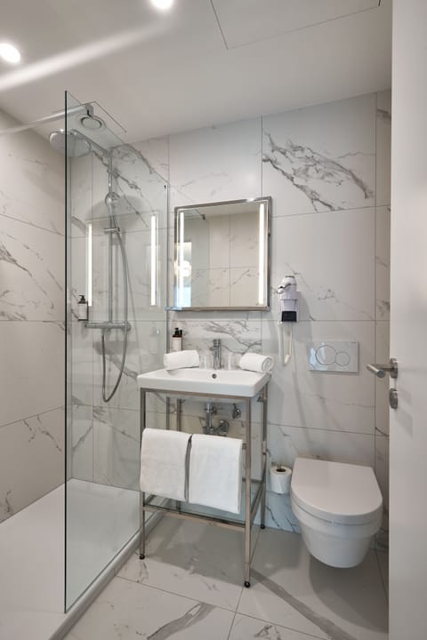 Triple Room | Bathroom | Free toiletries, hair dryer, towels