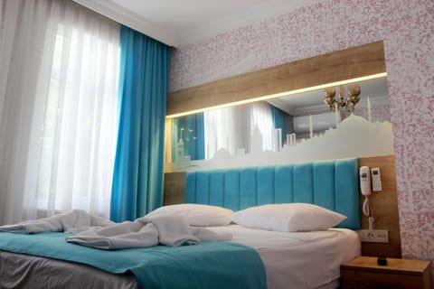 Standard Room | Minibar, in-room safe, soundproofing, free WiFi