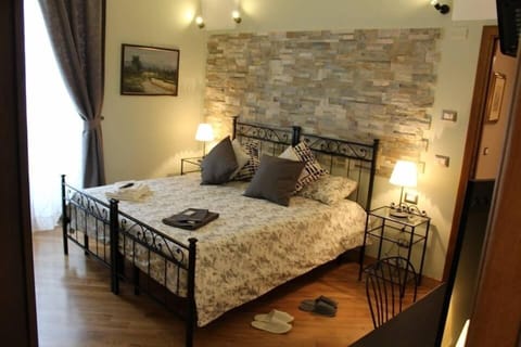 Double or Twin Room (Verde) | Minibar, individually decorated, individually furnished, desk