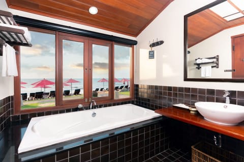 Similan Pearl Villa | Bathroom | Separate tub and shower, free toiletries, hair dryer, bathrobes