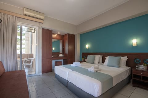 Blackout drapes, free WiFi