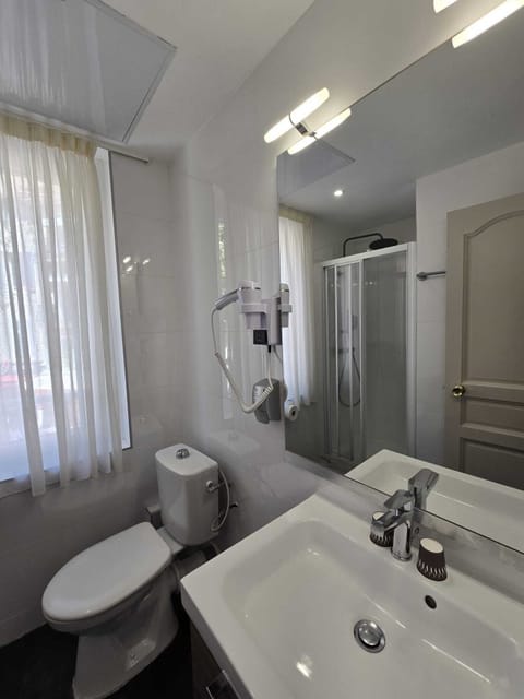 Comfort Port View | Bathroom | Free toiletries, hair dryer, towels