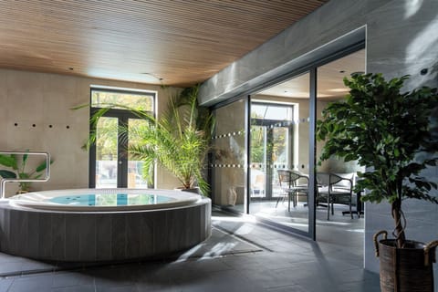 Sauna, hot tub